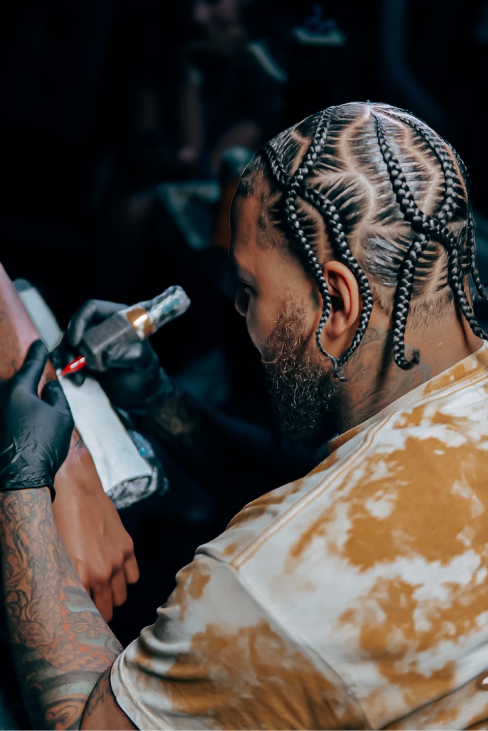 Cedric tattooing a client